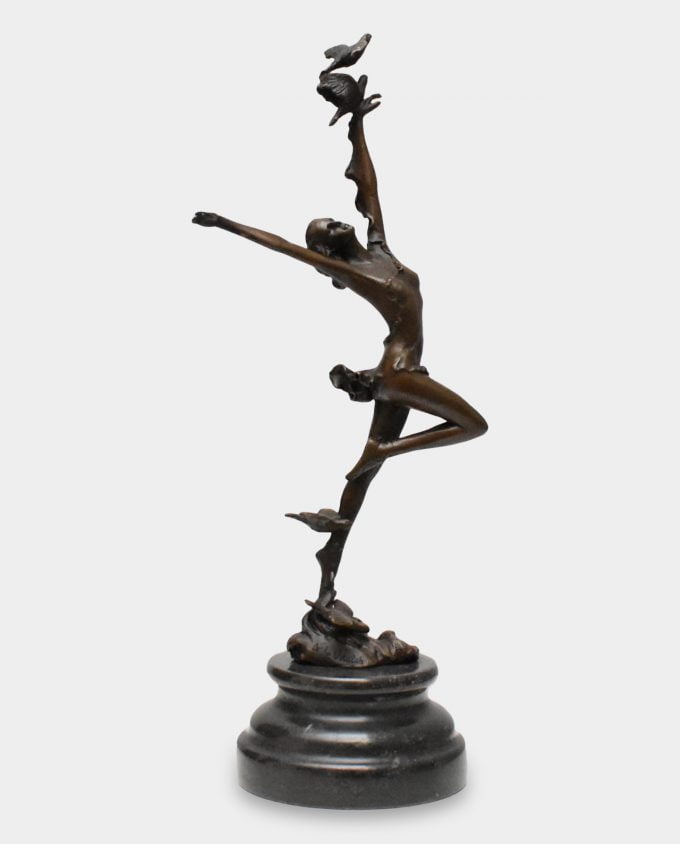 Kobieta Tańcząca z Gołębiami Rzeźba z Brązu