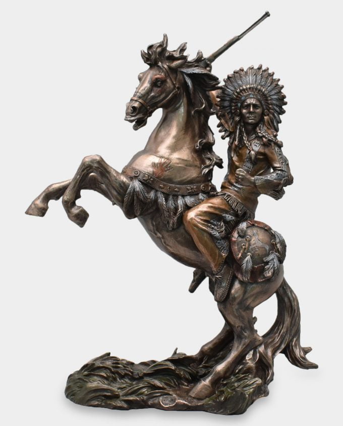 Indianin w Pióropuszu na Koniu Rzeźba
