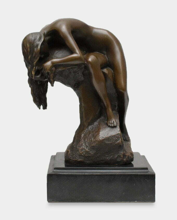 Płacząca Kobieta Rzeźba z Brązu na Marmurowej Podstawie