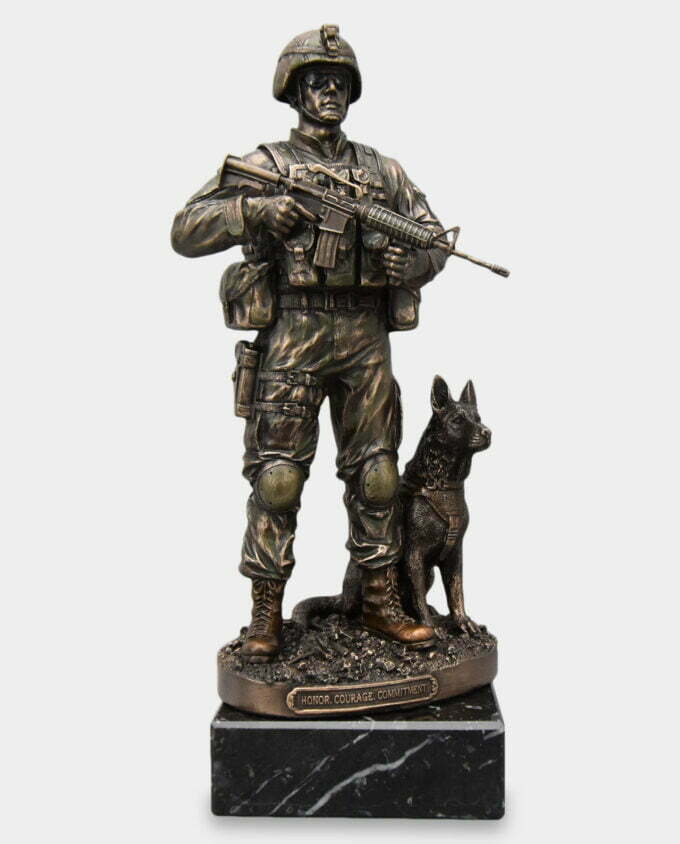 Statuetka Żołnierza z Psem na Kamiennej Podstawie z Grawerem Prezent dla Wojskowego