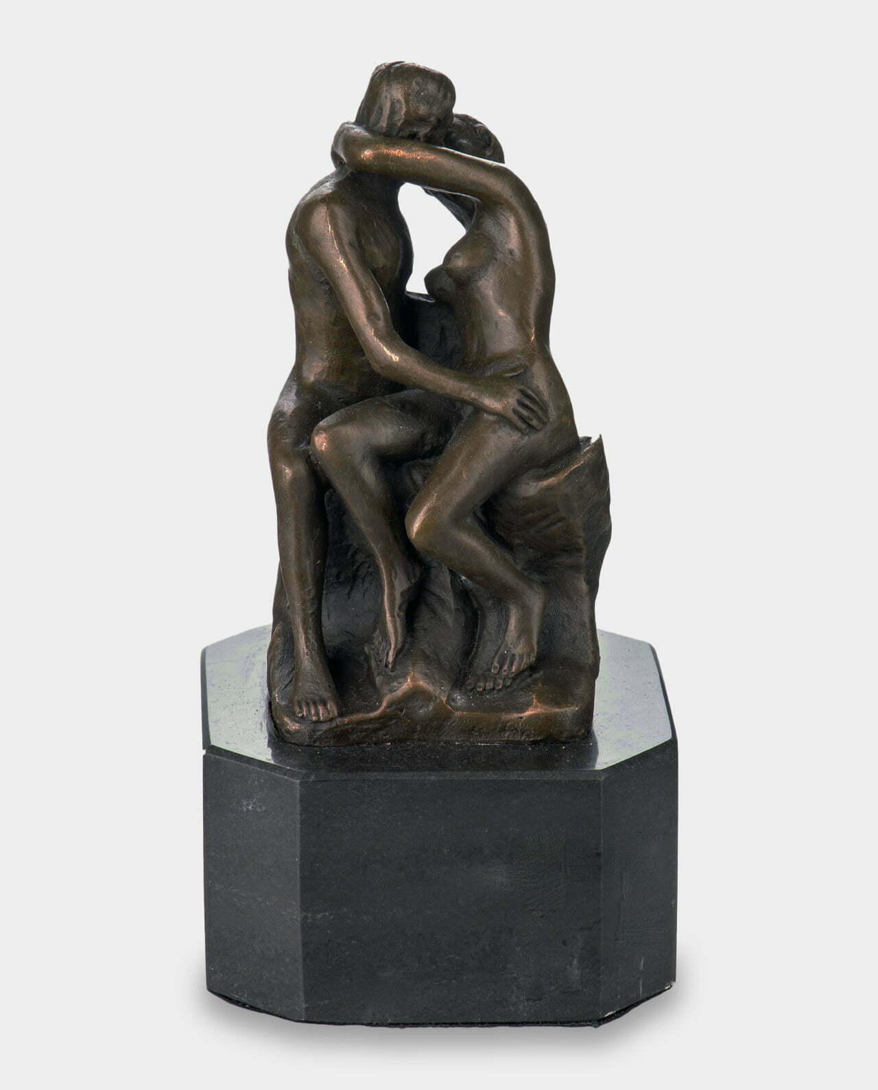 romantyczna rzeźba z brązu pocałunek