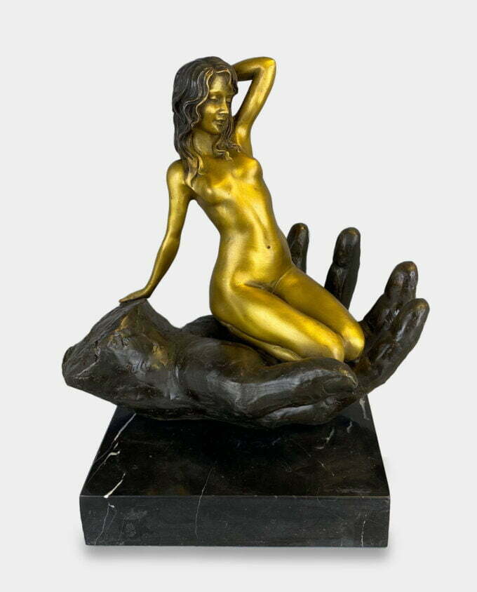 Naga Kobieta na Dłoni Akt Rzeźba z Brązu Nowoczesna i Symboliczna Figurka