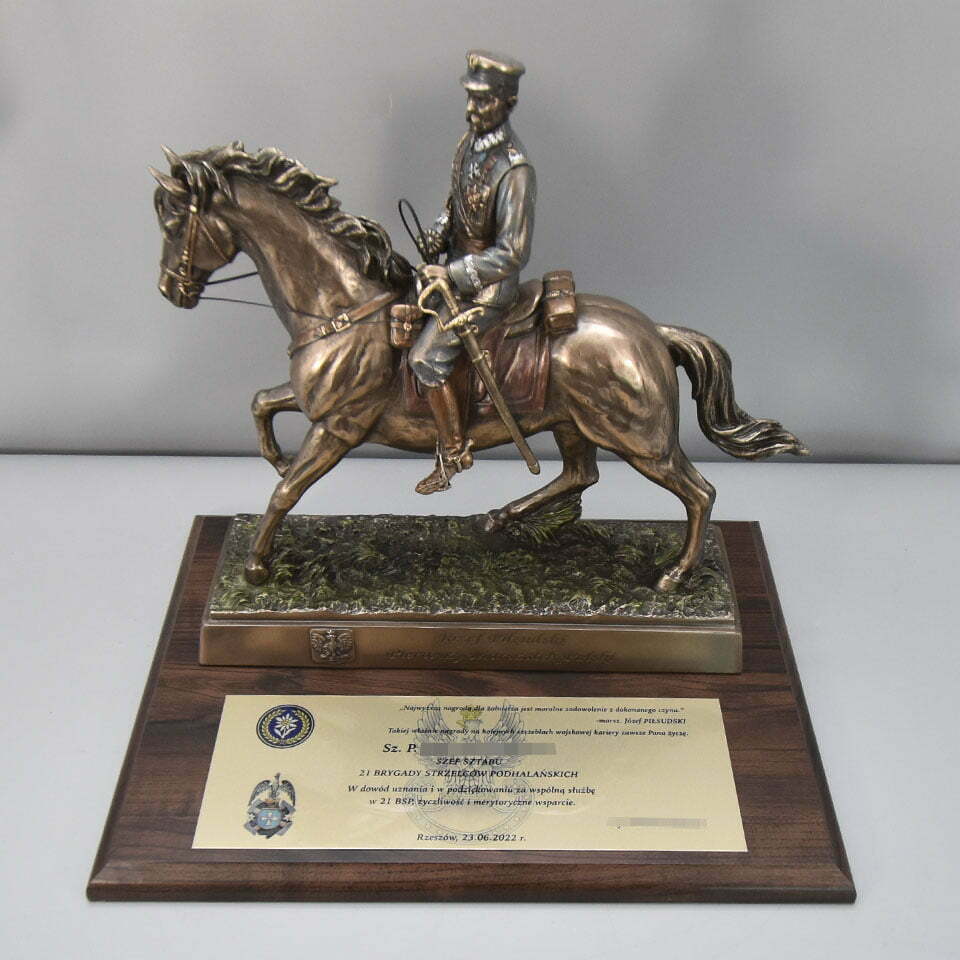 Podziękowanie za Służbę od Brygady Strzelców Podhalańskich - Rzeźba Piłsudski na Koniu z Dedykacją
