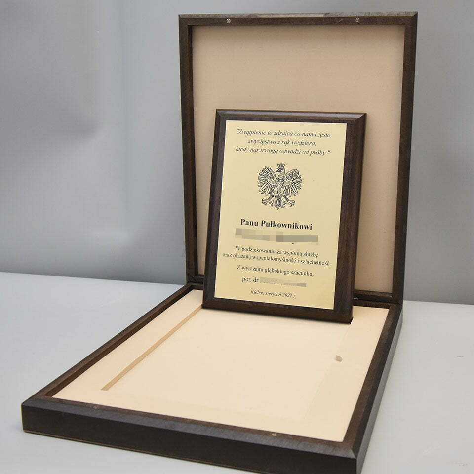 Elegancki Dyplom z Grawerem w Drewnianym Etui dla Pułkownika w Podziękowaniu za Wspólną Służbę