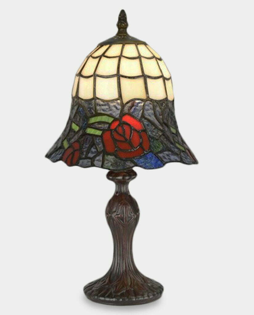 lampa z witrażowym kloszem i motywem różyczki
