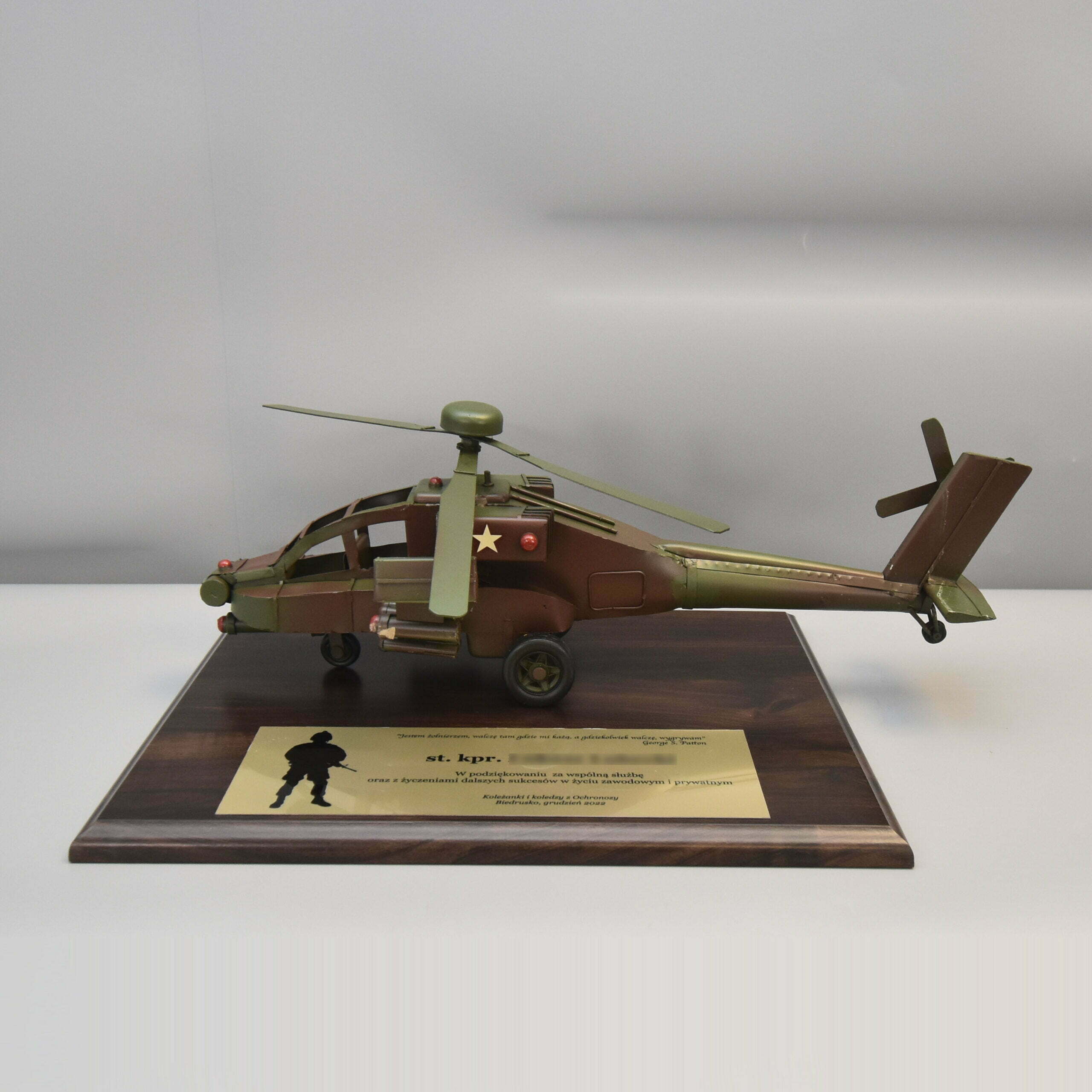 Helikopter Wojskowy Model Metalowy Prezent dla Starszego Kaprala w Podziękowaniu za Wspólną Służbę