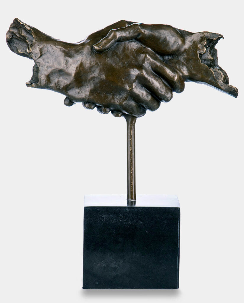 rzeźba dłonie w uścisku z brązu