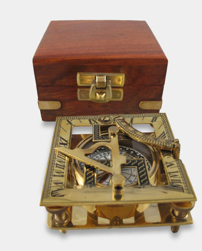 Złoty Kompas z Zegarem Słonecznym w Drewnianym Pudełku